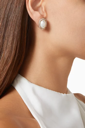 أقراط اوميجا بيضاوية مرصعة بالكريستال واللؤلؤ نحاس مطلي بلون ذهبي