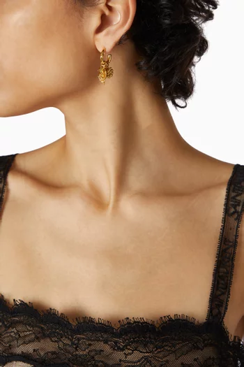 أقراط دائرية مزينة بحلي على شكل توت وشعار كاساندر نحاس