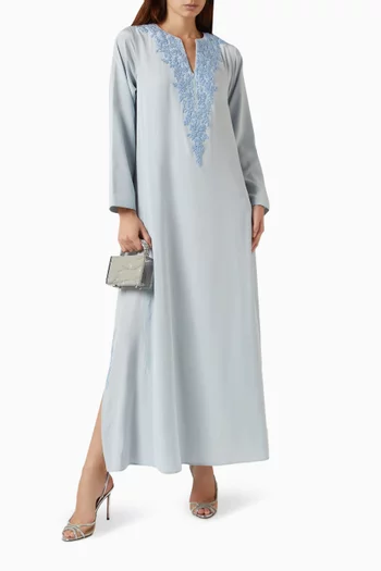 قفطان مزين بتطريزات