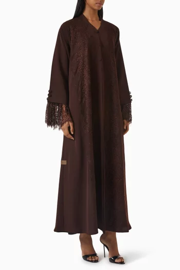 عباية مزينة بأشرطة دانتيل