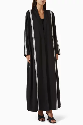 عباية مزينة بخطوط كريب