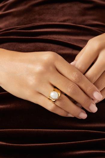 hover state of Statement Wave Ring in 18kt Gold-plated Brass