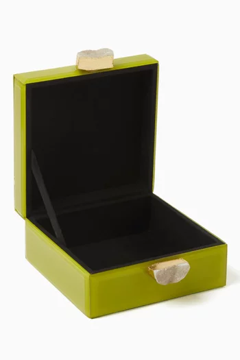 صندوق مجوهرات صغير بمقبض حجري