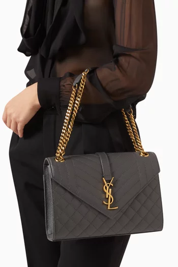 حقيبة متوسطة على شكل ظرف جلد حبيبي بتصميم مبطن