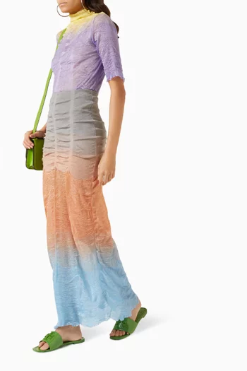 تنورة طويلة شبه شفافة بألوان متدرجة