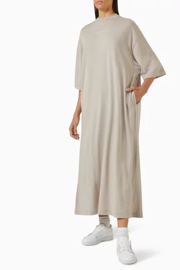 فستان طويل بأكمام بطول ثلاثة أرباع وشعار Essentials قطن جيرسيه