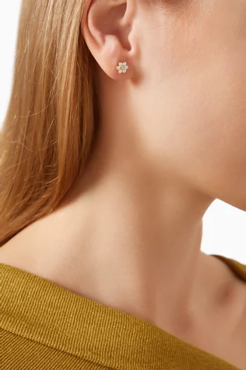 Flower Diamond Pavé Single Stud Earring in 18kt Gold