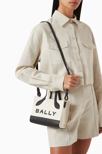 حقيبة يد بتصميم مقسم بألوان وشعار الماركة قطن عضوي وجلد