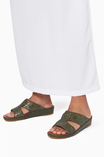 حذاء مفتوح بينينسولا من جلد الكارونغ بتصميم مجدول أخضر