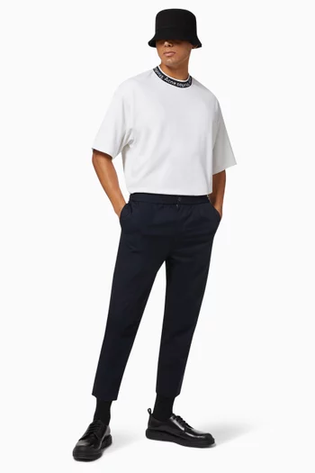 تي شيرت من مزيج فيسكوز بفتحة رقبة مستديرة مضلعة بشعار الماركة