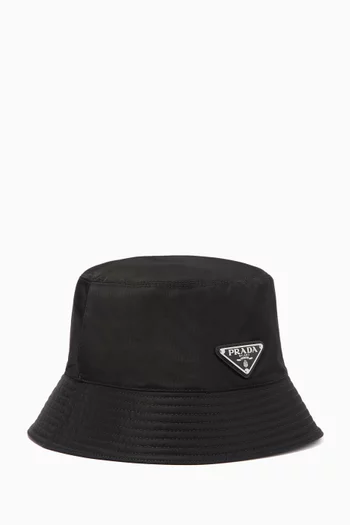 قبعة باكيت نايلون معاد تدويره بشعار الماركة بتصميم مثلث
