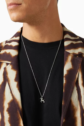 قلادة بسلسلة ودلاية على شكل رمز برج الجدي مطلية بالفضة