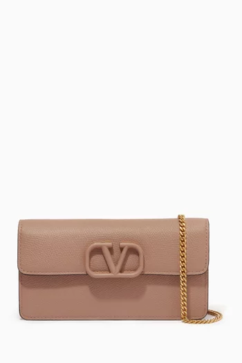 محفظة فالنتينو غارافاني بسلسلة جلد حبيبي بشعار حرف V