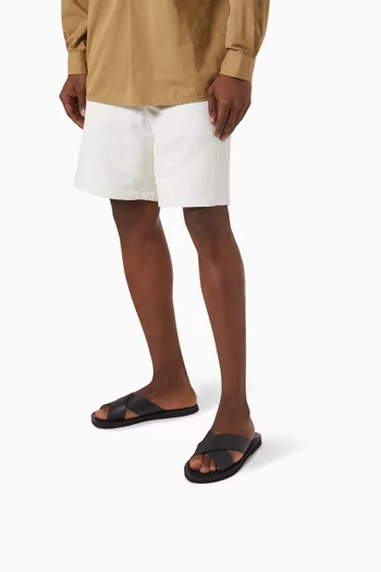 حذاء مفتوح بسيور متقاطعة وشعار النسر جلد