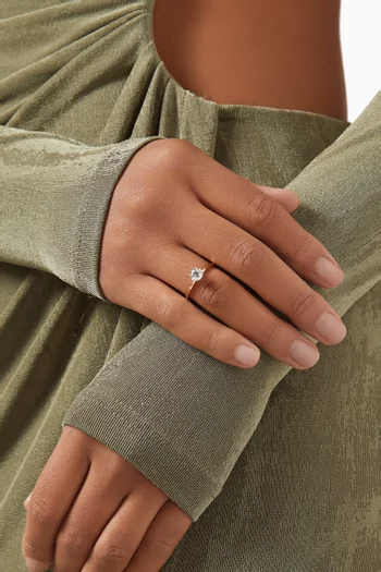 خاتم غايا مرصع بماسة سوليتير ذهب عيار 18