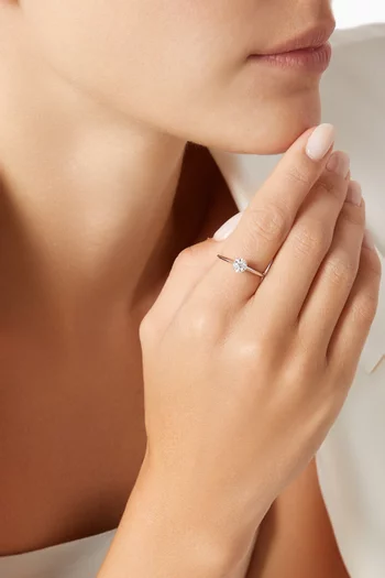 خاتم غايا مرصع بماسة سوليتير ذهب أبيض عيار 18