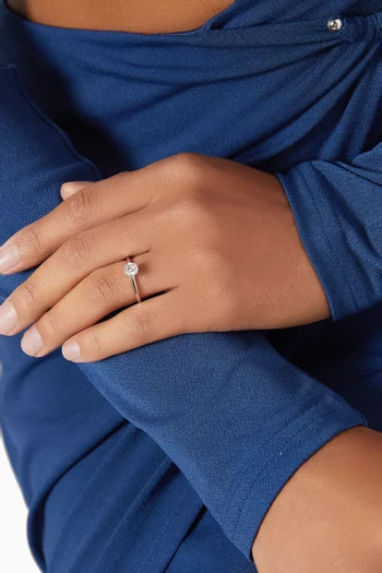 خاتم غايا مرصع بماسة سوليتير ذهب أبيض عيار 18