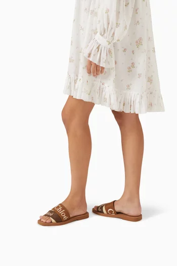 حذاء مفتوح وودي بشعار الماركة كتان