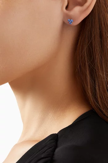 أقراط مرصعة بثلاثة أحجار ياقوت أزرق ذهب أبيض عيار 18