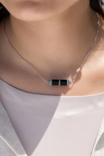 قلادة شاكرا مرصعة بحجر عقيق أسود متوسط وماس ذهب أبيض عيار 18