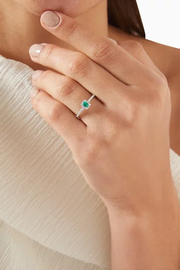 خاتم ديانا ميني مرصعة بالماس والزمرد ذهب أبيض عيار 18