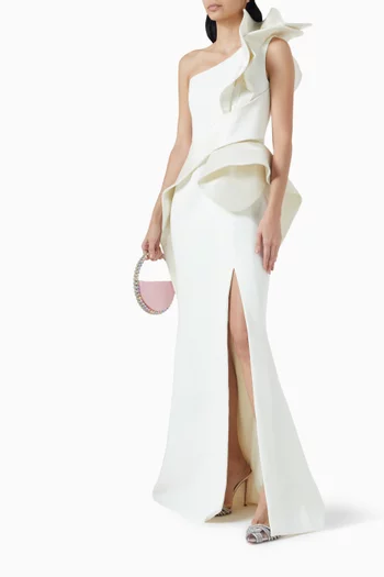 فستان طويل بكتف مكشوف وكشكش