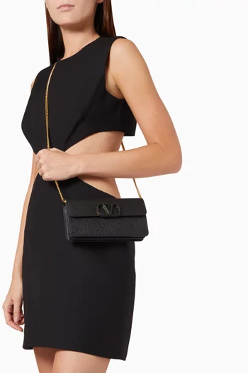 حقيبة صغيرة فالنتينو غارافاني إيست/ويست بشعار حرف V جلد عجل حُبيبي