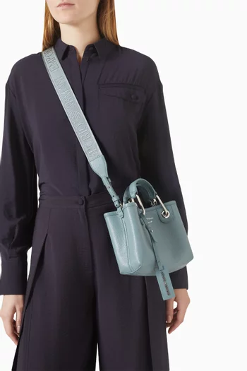 حقيبة يد بشعار الماركة