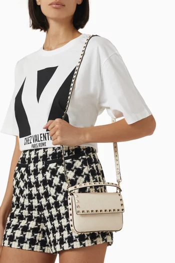 حقيبة مزينة بحلي هرمية جلد عجل بملمس حُبيبي