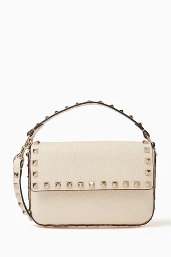 حقيبة مزينة بحلي هرمية جلد عجل بملمس حُبيبي