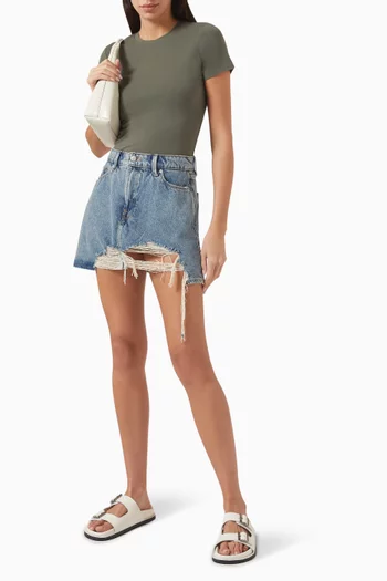 تنورة قصيرة بشرّابات دينم