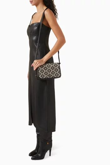 حقيبة كروس صغيرة بغطاء قلاب ونقشة زهور بالشكل البستوني جاكار