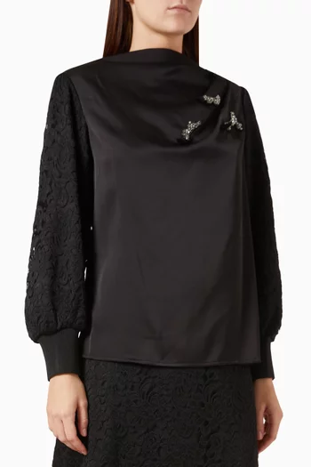 بلوزة بجزء دانتيل وتطريزات ستان