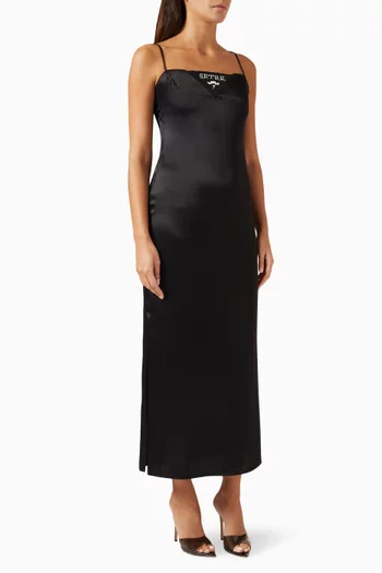 فستان طويل بشعار الماركة