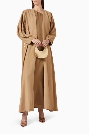 طقم عباية وفستان مزين بتطريزات