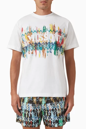 تي شيرت بشعار الماركة ونقشة مير شيفرون قطن