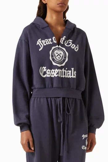 كنزة قصيرة بغطاء رأس وفتحة رقبة على شكل V وشعار الماركة صوف