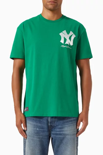 تي شيرت بشعار الماركة قطن