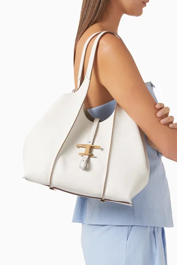 حقيبة كتف صغيرة بحلية كلاسيكية بشكل حرف T جلد