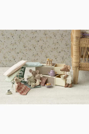 دمية بيج سيستر بتصميم فأرة داخل سرير بتصميم علبة كبريت