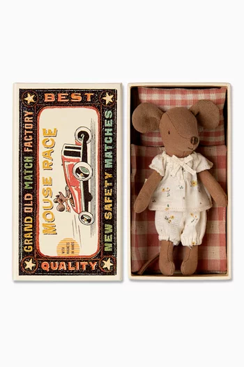 دمية بيج سيستر بتصميم فأرة داخل سرير بتصميم علبة كبريت