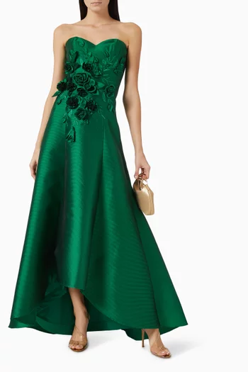 فستان سهرة بياقة عالية وتطريزات قماش غازار