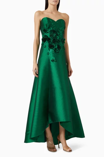 فستان سهرة بياقة عالية وتطريزات قماش غازار