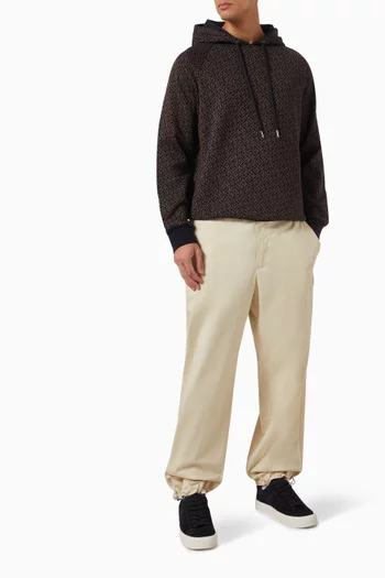 كنزة بغطاء رأس مزينة بالكامل بشعار الماركة