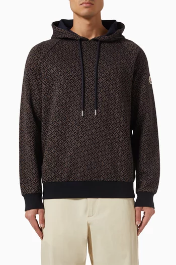 كنزة بغطاء رأس مزينة بالكامل بشعار الماركة