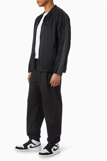 جاكيت رياضي بشعار الماركة