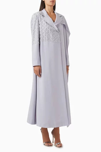 عباية بكاب وشرّابات مطرزة