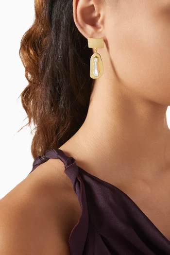 Abstract Pearl Drop Earrings in 18kt Gold-plated Metal