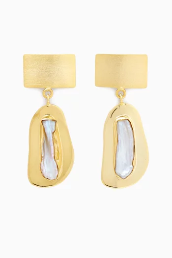 Abstract Pearl Drop Earrings in 18kt Gold-plated Metal