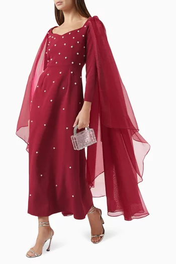 فستان طويل بأكمام كاب وتطريزات باللؤلؤ